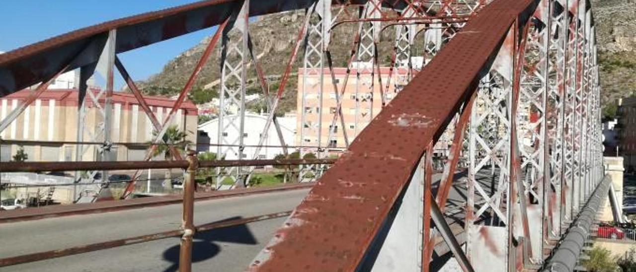 El Pont de Ferro de Albalat conserva el color gris.