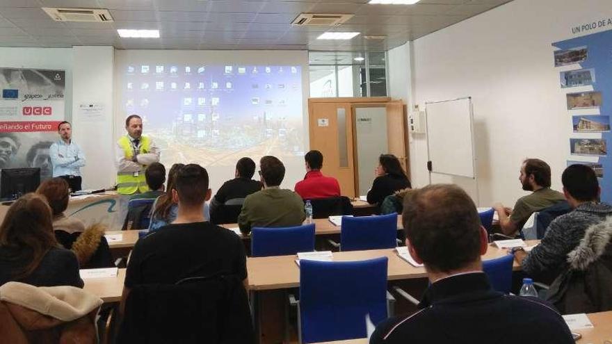 Asistentes y formadores de uno de los cursos sobre el coche eléctrico en la universidad de Ceaga. // FdV