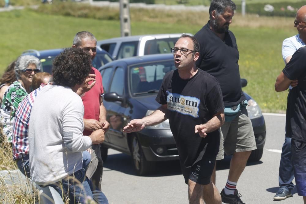 Concentración de los vecinos de Bayas, en Castrillón, contra la presencia de perros en la playa