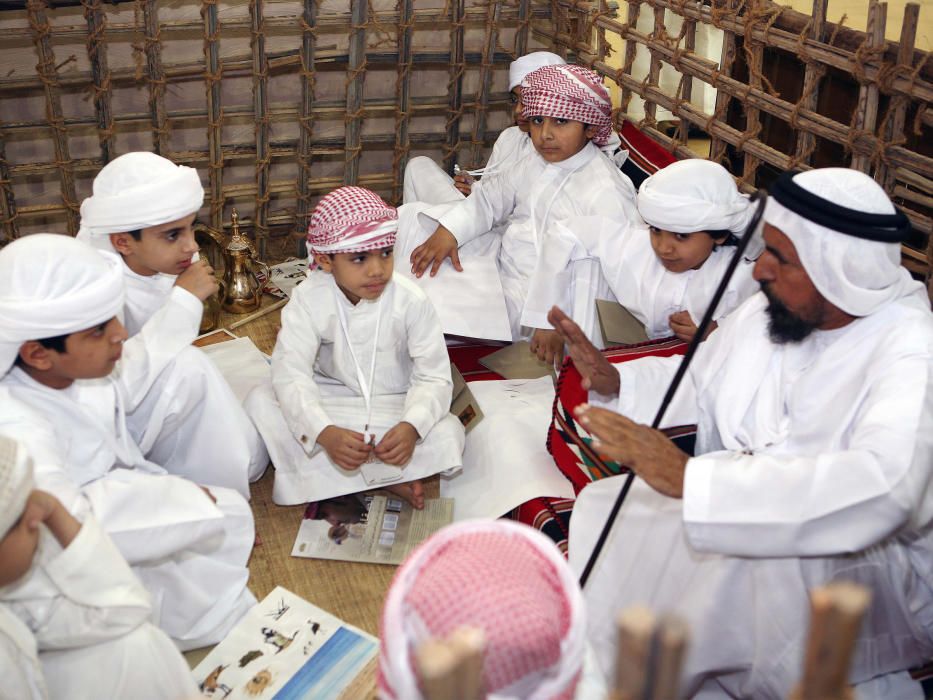 Emiratos Árabes Unidos - Los majlis desempeñan un papel prominente en la transmisión del patrimonio cultural oral: cuentos, canciones populares, poemas. Los conocimientos se transmiten principalmente de manera informal a los niños.