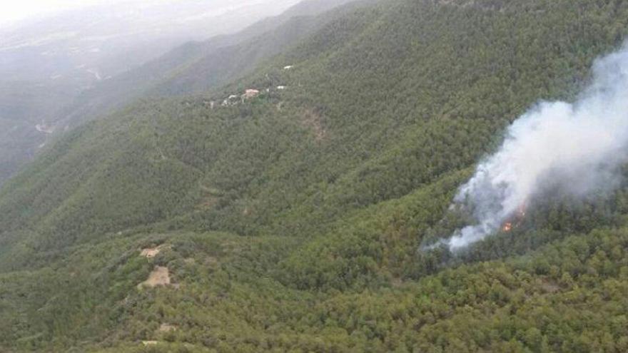 Un incendi crema 1.500 metres quadrats a Lladurs