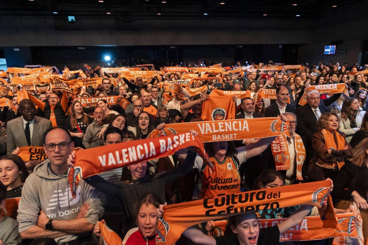 Unos 1.500 aficionados despidieron el acto cantando el himno del Valencia Basket en el Auditorio del Roig Arena.