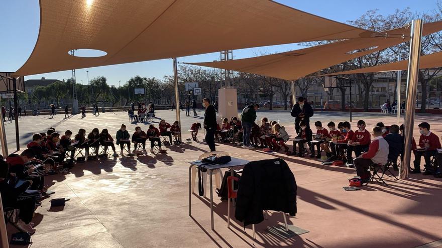 Alumnos del colegio Narval 
de Cartagena dan clases en
 el patio del centro.  narval | L.O.