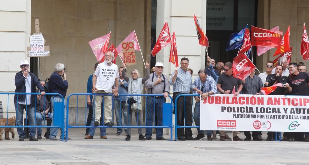 Protesta en el Ayuntamiento de 250 pensionistas a la llegada de Rajoy.