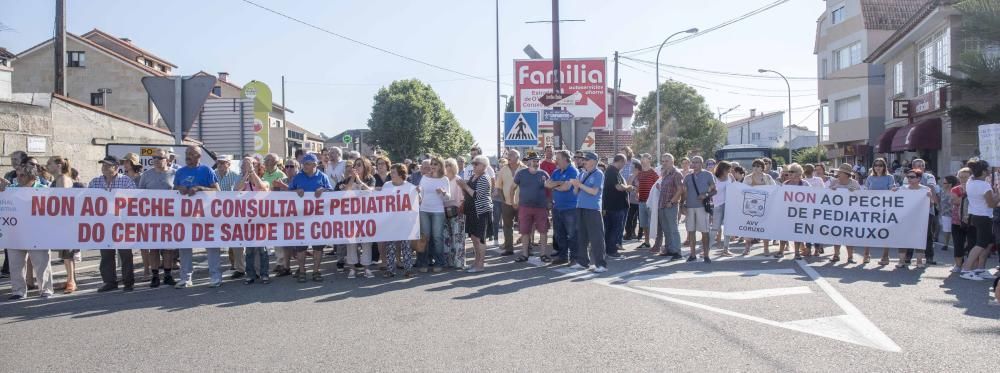 Más de un centenar de vecinos de Coruxo se echaron a la calle para reivindicar el puesto de pediatra // Cristina Graña