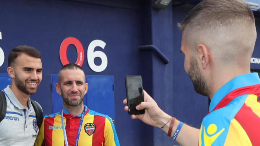 Borja Mayoral atiende a aficionados del Levante UD.