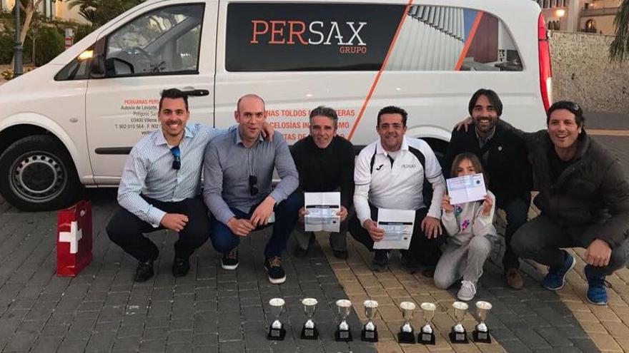 El equipo vencedor posando con las copas