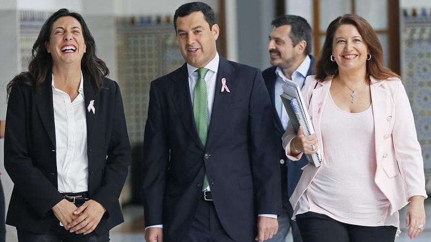 El portavoz del PP-A, Juanma Moreno (c), en el Parlamento andaluz con Loles López y Carmen Crespo.