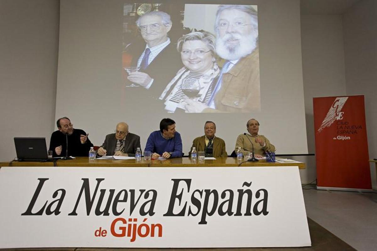 Por la izquierda, Luismi Piñera, Julio Puente, David Viña, Francisco Prendes Quirós y Alfonso Peléz; en la proyección, Dioni Viña, Lola Aguado y Juan Ramón Pérez Las Clotas.
