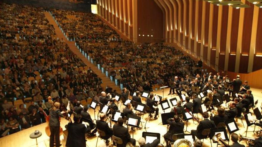 La banda de Valencia se prepara para su actuación ante un auditorio repleto, ayer en el Palau de Les Arts.