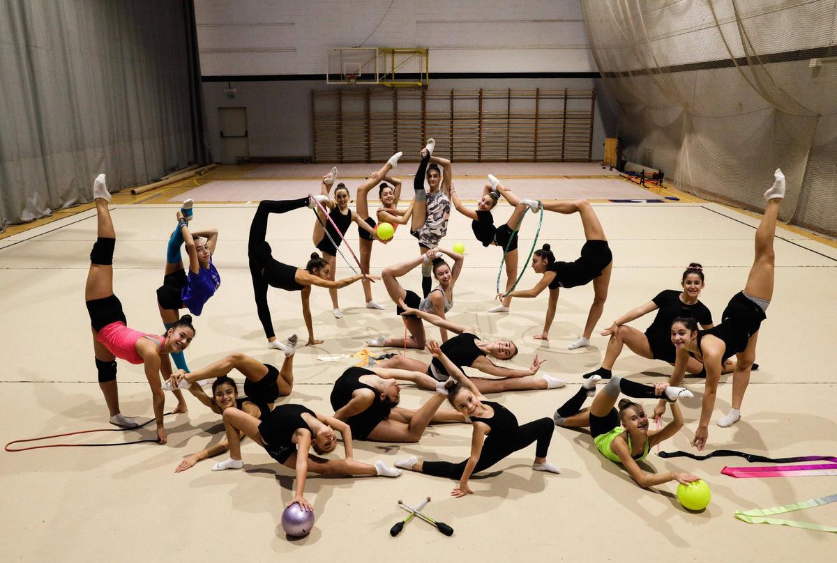 Integrantes del Club Galaica de gimnasia rítimica, entrenando en el Mata Jove.