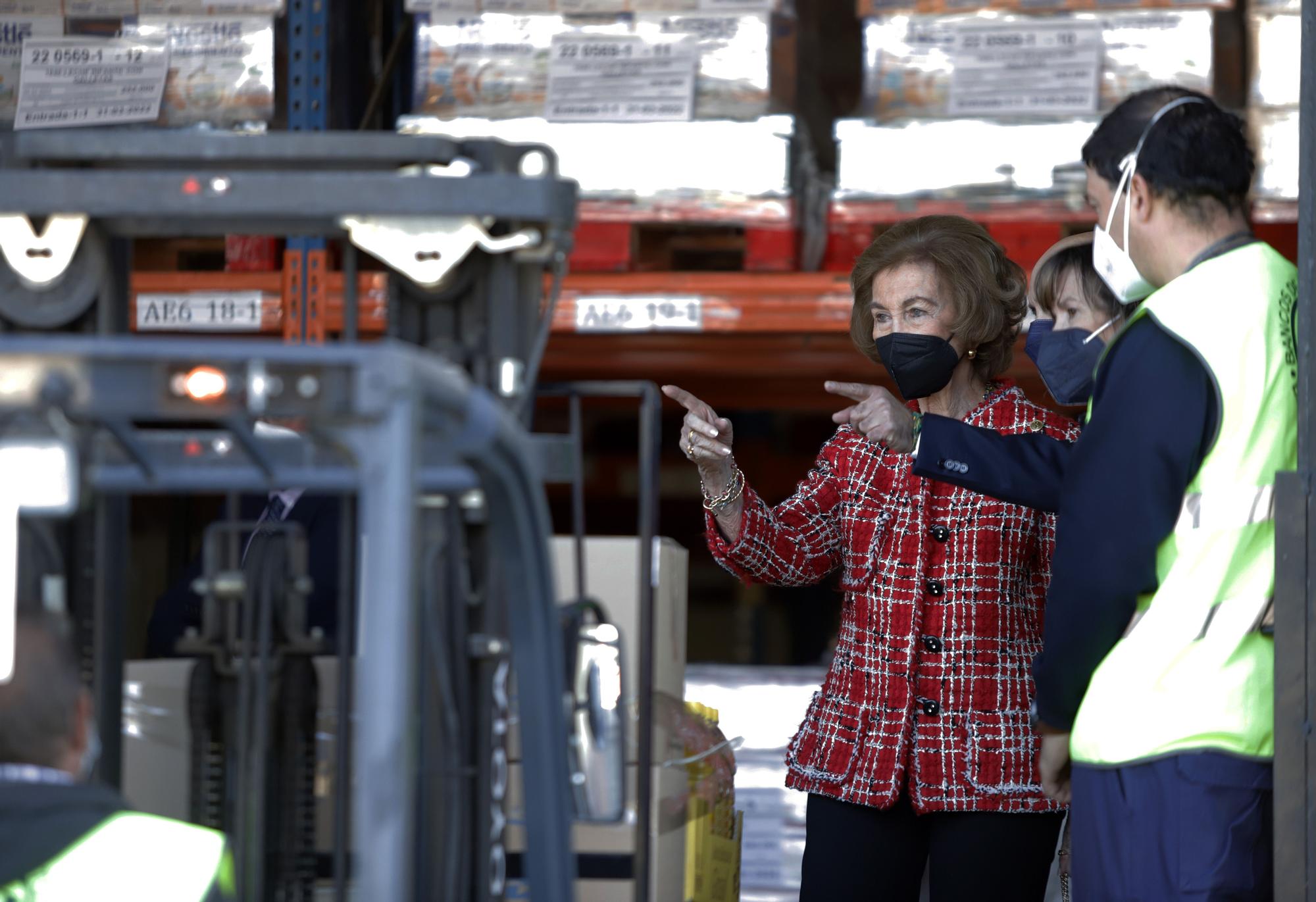 La Reina Sofía visita las instalaciones de Bancosol en Málaga