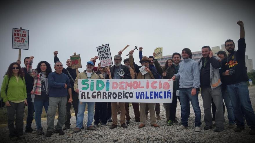 Miembros de Acció Ecologista-Agró ante el Sidi Saler.