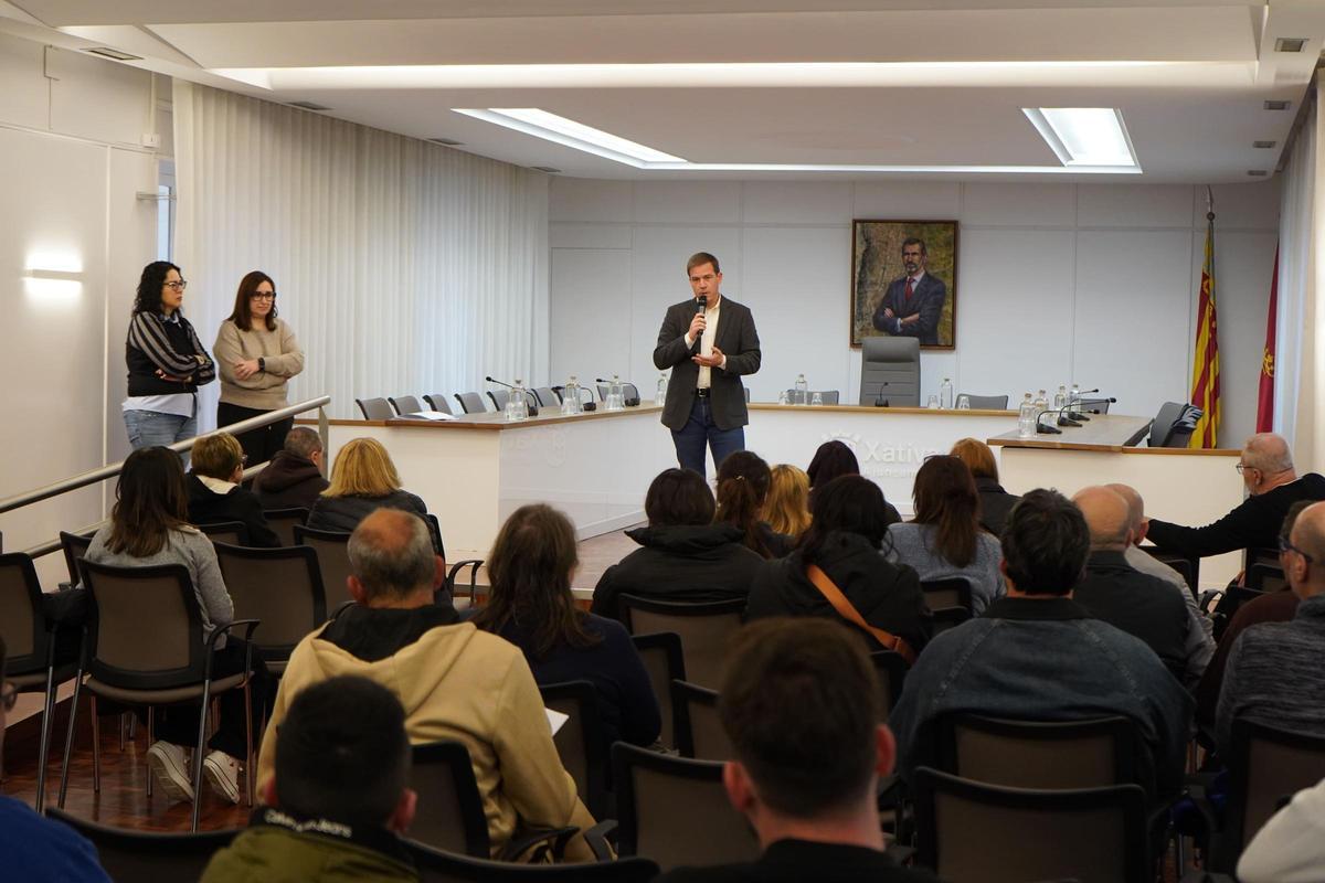 Recepción a las personas de la escuela taller y el taller ocupación, en el ayuntamiento de Xàtiva.