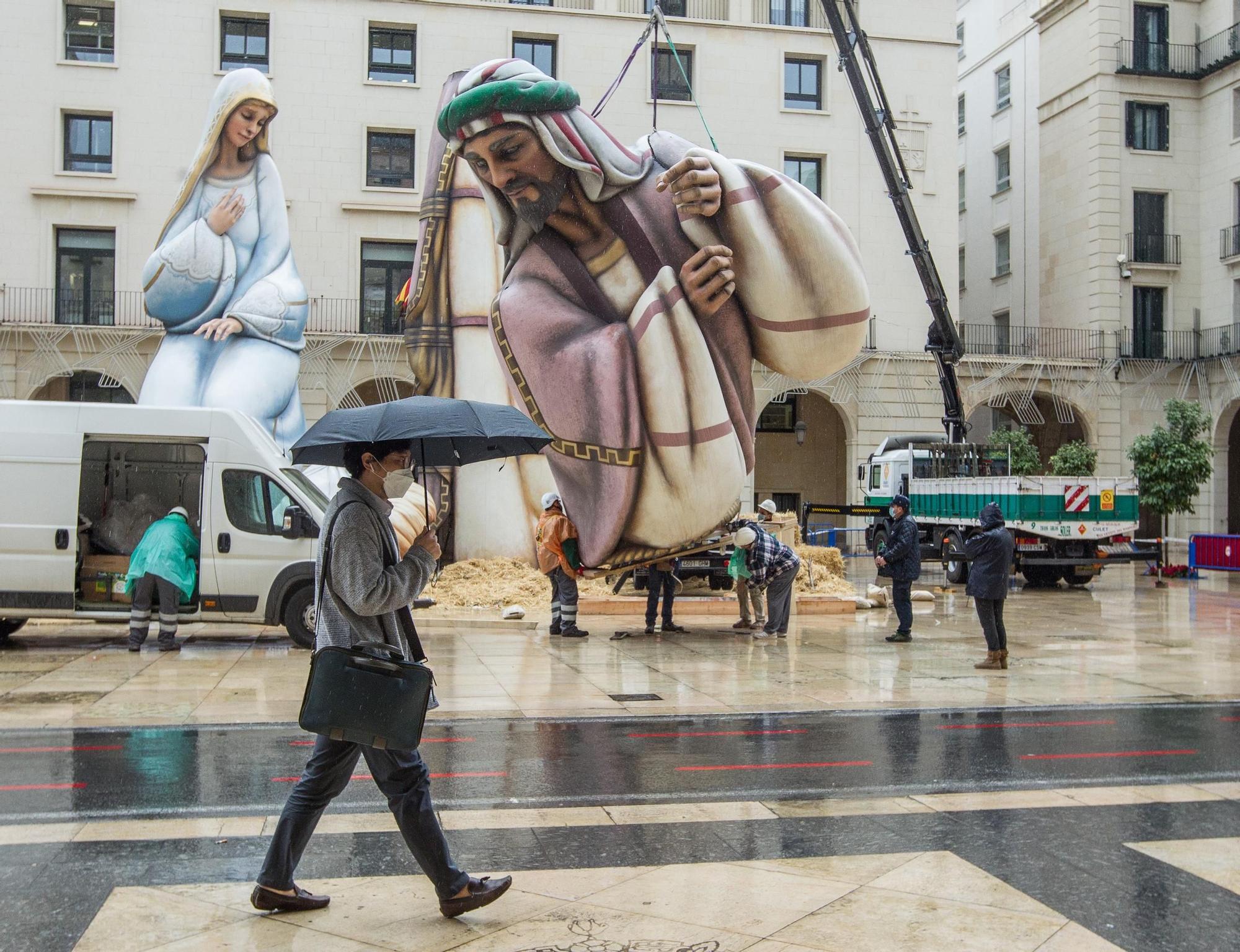 Arranca el desmontaje del Belén Gigante pese a la lluvia en Alicante