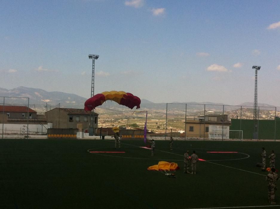 Exhibición de paracaidistas en Pliego