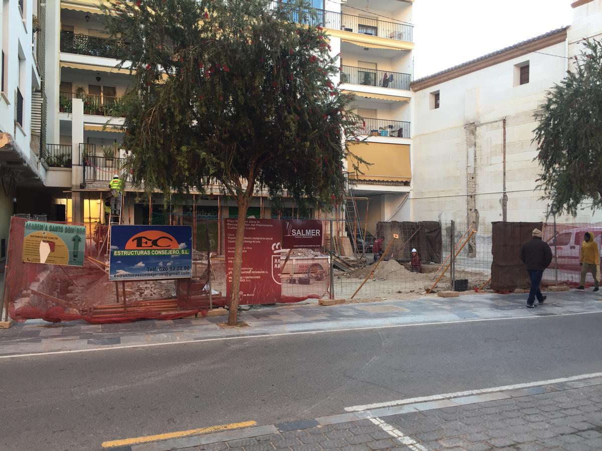 Se han demolido los balcones del edificio de Los Arcos al que estaba adosada la arcada que ahora estará exenta.