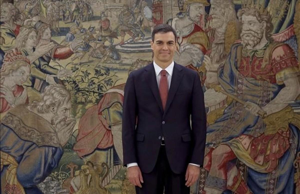 zentauroepp43584350 spain s new prime minister pedro sanchez smiles during a swe180602201544