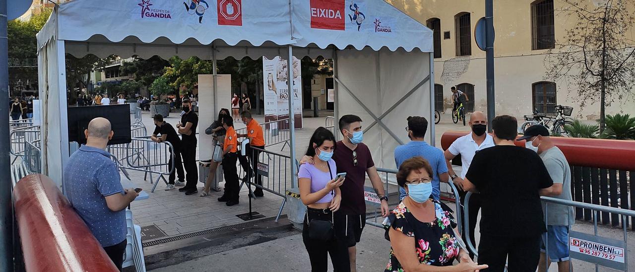 El control de acceso al recinto ferial de las atracciones y del Parc de la Festa por la pasarela del paseo de les Germanies, este sábado.                     | J. C.