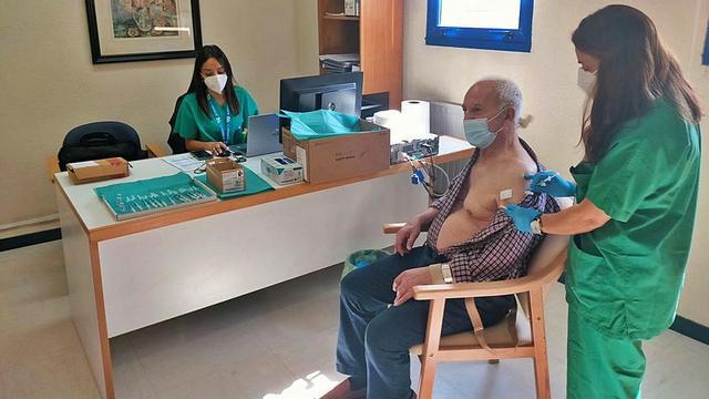 Mayores de residencias coruñesas ya reciben la tercera dosis | La administración de la tercera dosis de la vacuna contra el COVID a mayores que viven en residencias arrancó ayer en las siete áreas sanitarias gallegas. El Sergas prevé inmunizar a 30.000 usuarios —en la imagen un residente del centro Torrente Ballester de A Coruña— en el plazo de dos semanas. Son, de momento, junto a ciertos pacientes inmunodeprimidos los únicos que recibirán una dosis de refuerzo.
