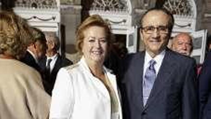 El presidente de Prensa Ibérica, Javier Moll, y su esposa, Arantza Sarasola.