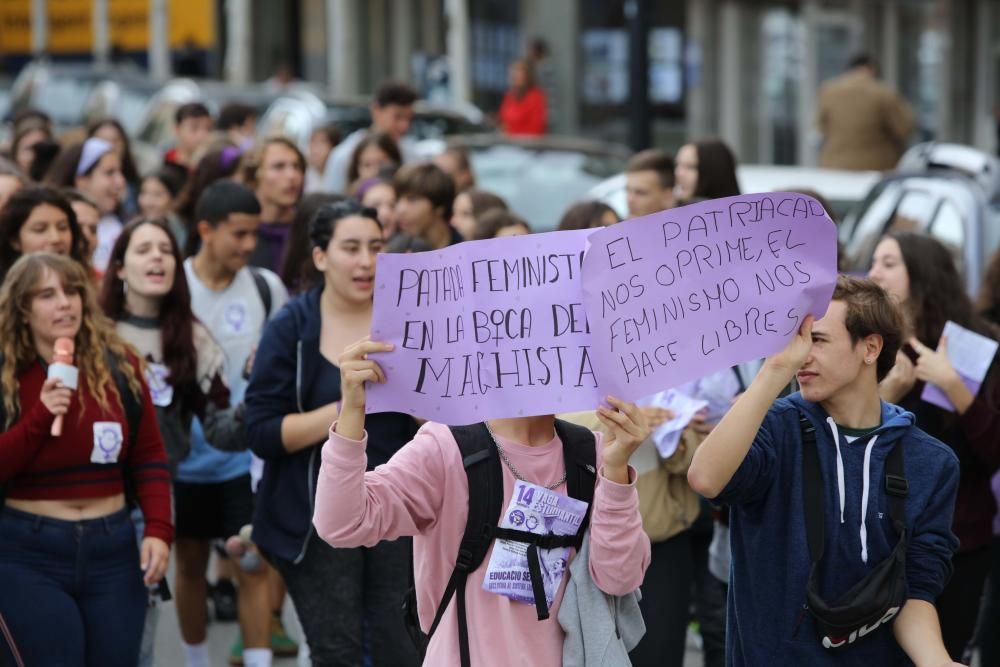 Alrededor de un centenar de alumnos de instituto se manifestaron ayer en las calles de Vila