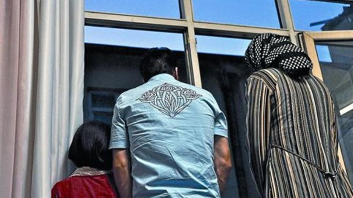 Cristianos 8 Avizeh, Roozbeh y una de sus hijas, en la ciudad turca de Van, donde han hallado refugio.