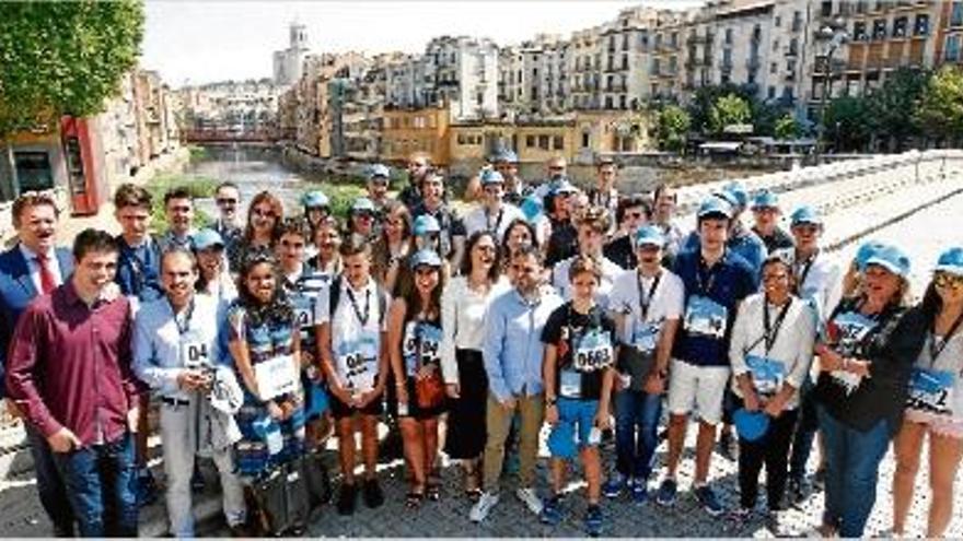 Els participants de «Crea una empresa!» amb Pau García-Milà ahir davant al pont de Pedra.