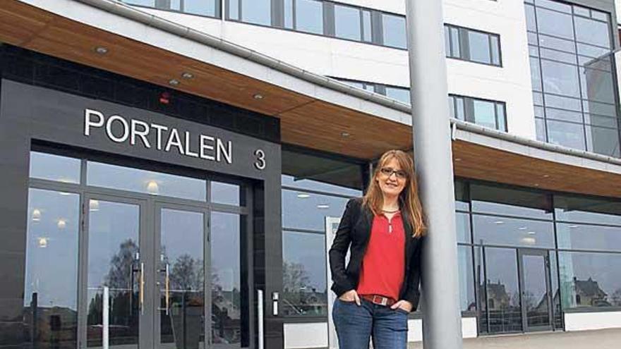 María José, ante el edificio Portalen, que acoge el Centro de Investigación en Informática de Skövde.