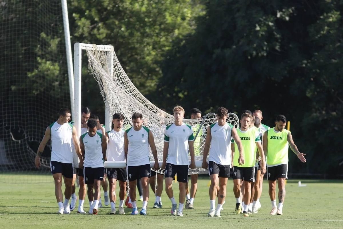 Los jugadores del Córdoba CF trasladan una portería durante un entrenamiento.