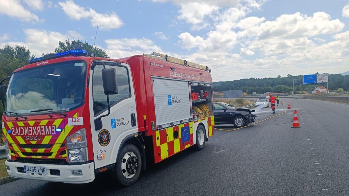 Bomberos realizaron labores de limpieza de la calzada tras la salida de vía registrada en la AP-53.