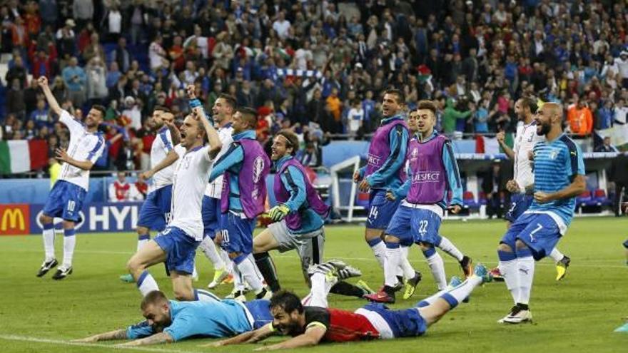 Los jugadores italianos celebraron como si de una final se tratara su primera victoria en el campeonato europeo.