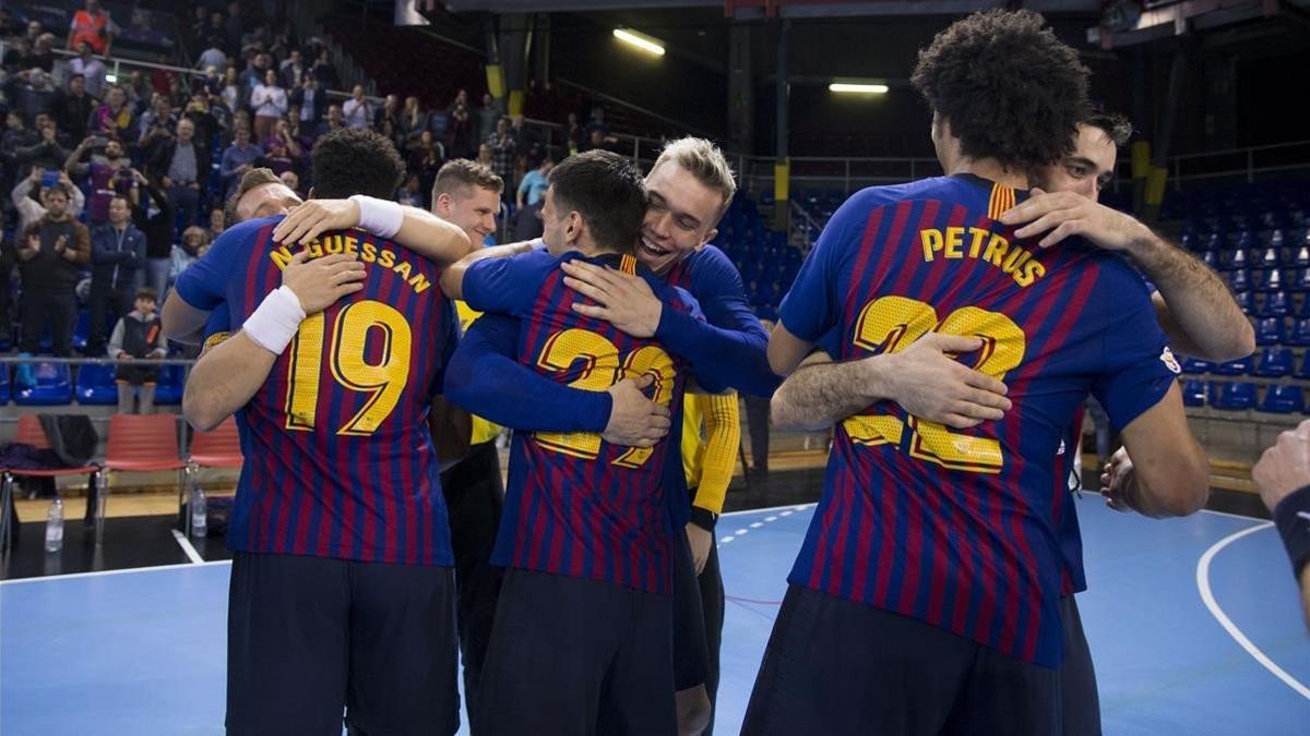 Los jugadores del Barça celebran su noveno título de balonmano.