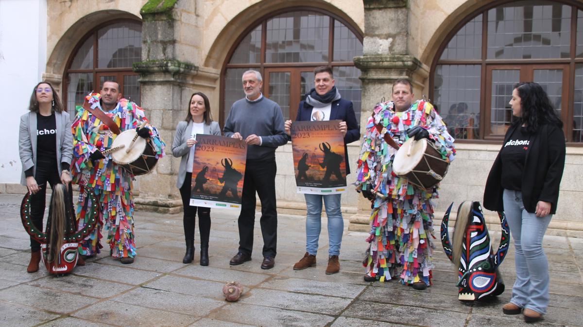 El alcalde de Piornal, con el presidente de la Diputación de Cáceres, los Jarramplas 2023 y las mayordomas.