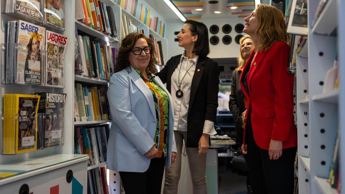 La Diputación de Castellón lleva a la Feria del Libro una sección de sus novedades editoriales a través del Bibliobús.