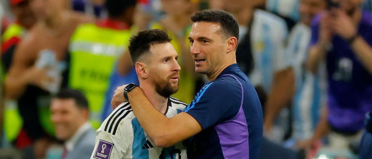 Scaloni abraza a Messi tras el Argentina-Holanda de cuartos de final