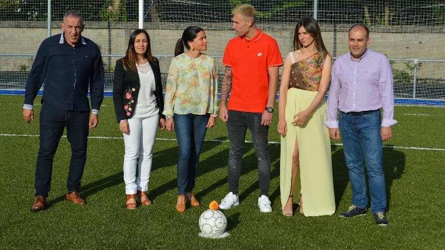 Rubén Blanco, Andrea Pousa y Bruxo Queiman, con la alcaldesa y ediles de Mos Nidia Arévalo, Sara Cebreiro y Alberto Méndez. // D.P.