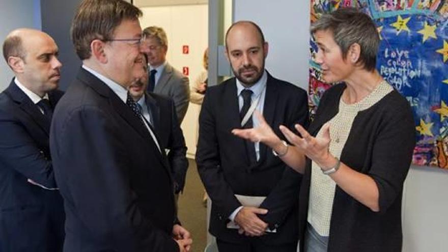 La comisaria Margrethe Vestager charla con Ximo Puig, junto con Gabriel Echávarri (izqda.).