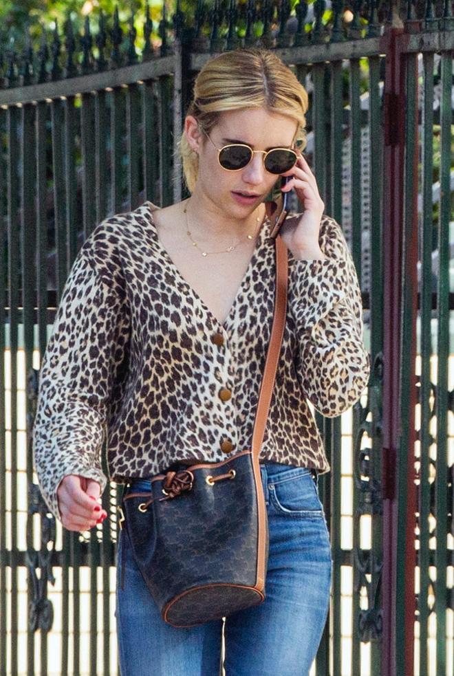 Plano medio Emma Roberts con bolso de Celine y camisa 'animal print'