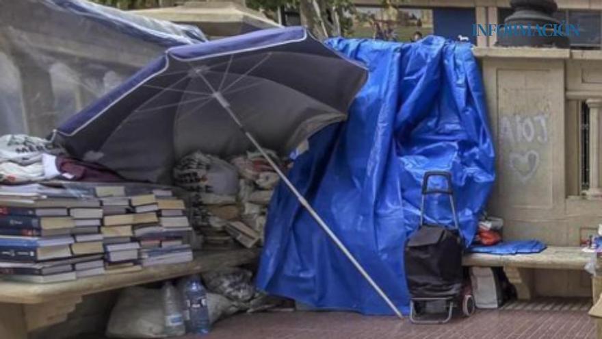 Un banco vacío en Doctor Gadea: adiós a Max, el hombre sin hogar que vivía entre libros en las calles de Alicante