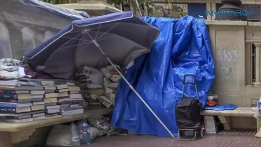Un banco vacío en Doctor Gadea: adiós a Max, el hombre sin hogar que vivía entre libros en las calles de Alicante