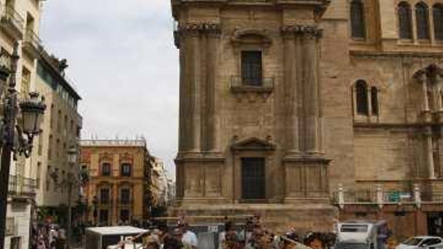 Un autobús de turistas recorre el centro.