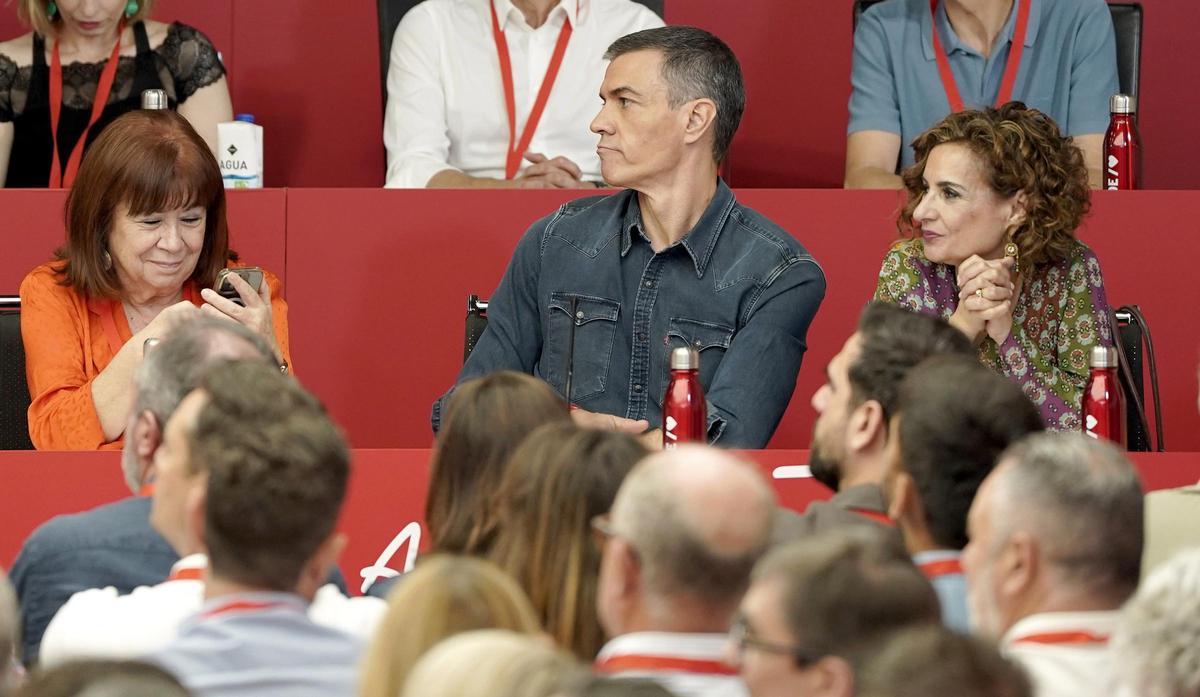 Sánchez braceja per salvar-se del naufragi mentre Feijóo celebra cada cop amb el PP de festa Sánchez braceja per salvar-se del naufragi mentre Feijóo celebra cada cop amb el PP de festa