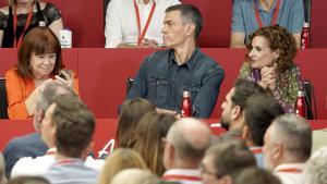 Sánchez braceja per salvar-se del naufragi mentre Feijóo celebra cada cop amb el PP de festa
