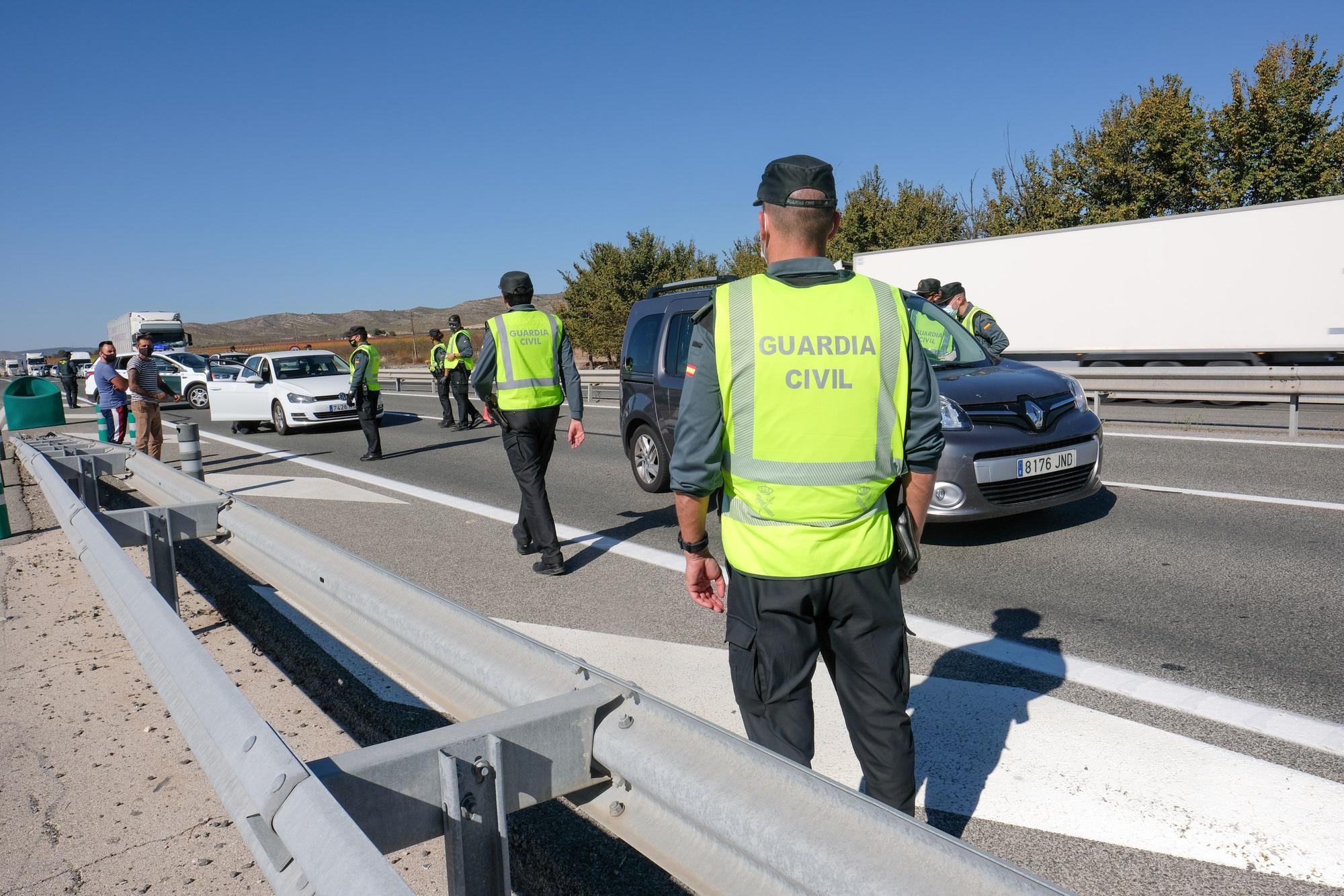 Controles en la autovía tras el cierre perimetral de la Comunidad Valenciana