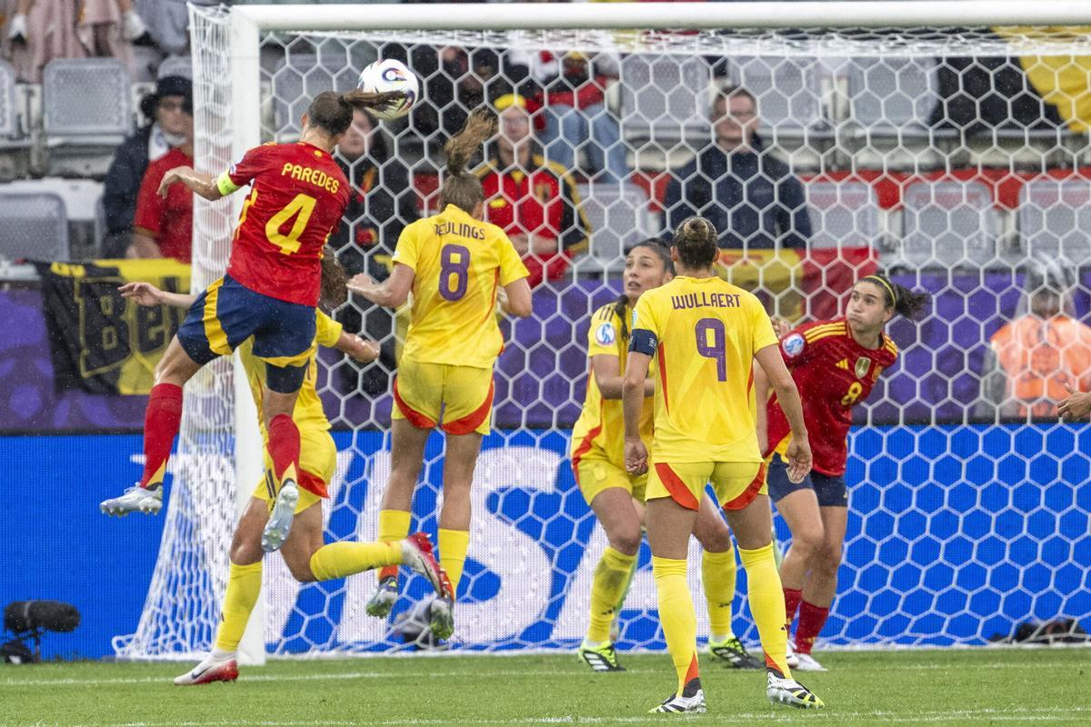 El momento en que Irene Paredes anota el 2 a 1 en el partido ante Bélgica