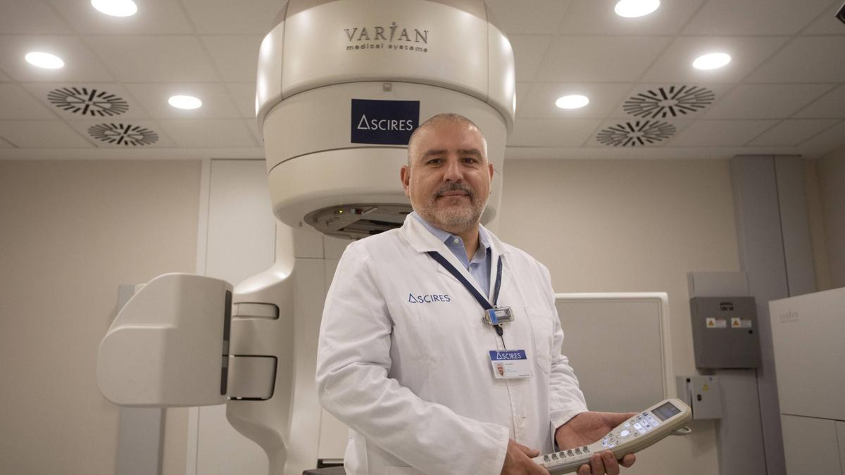 El doctor Jorge Pastor en la clínica de Ascires Sagunto II.