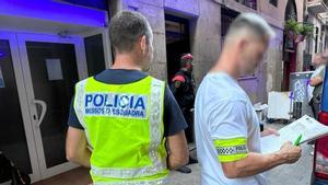 Redada policial para cerrar un narcopiso en el Raval