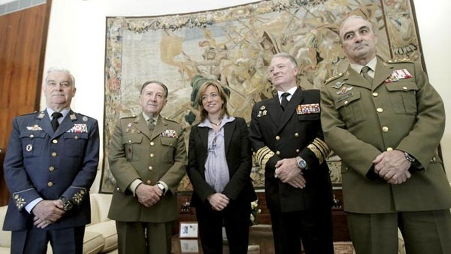 Carme Chacón, junto a los generales Félix Sanz (izda.), García de la Vega, Sebastián Zaragoza y Carlos Villar.