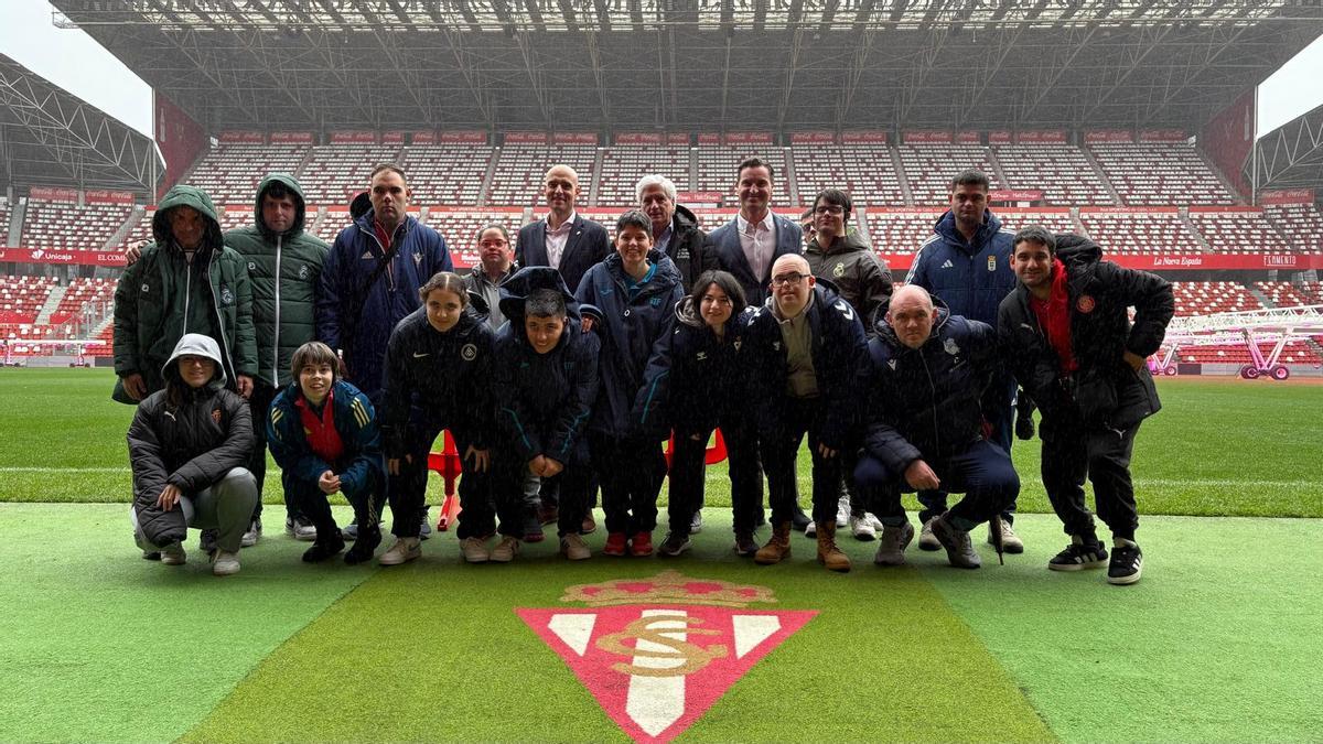 Foto de familia de varios equipos Genuine esta mañana en El Molinón